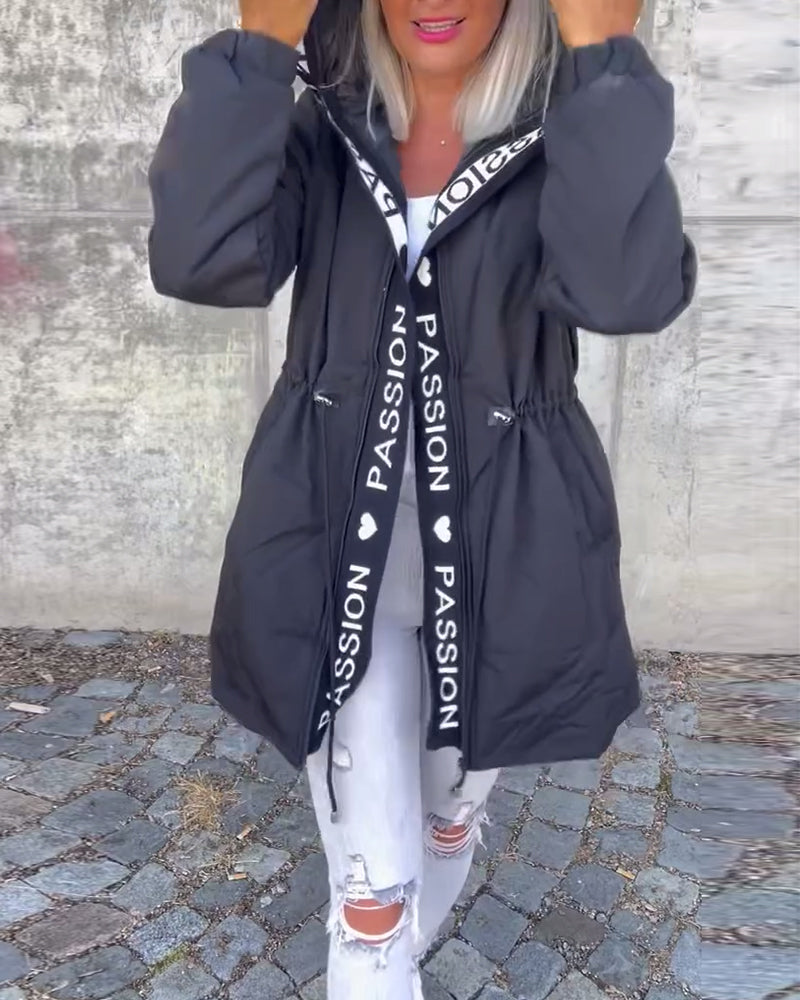 Sort hættejakke med "Passion🖤"-skrift