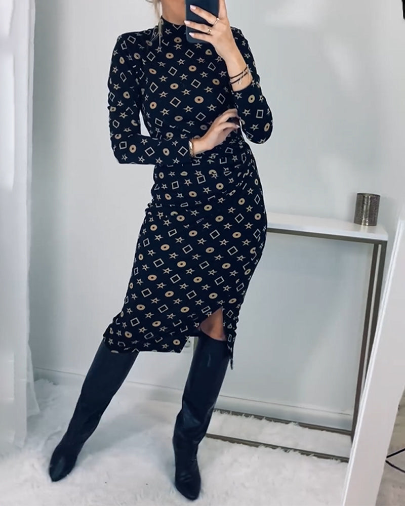 Elegant turtleneck kjole med geometrisk print