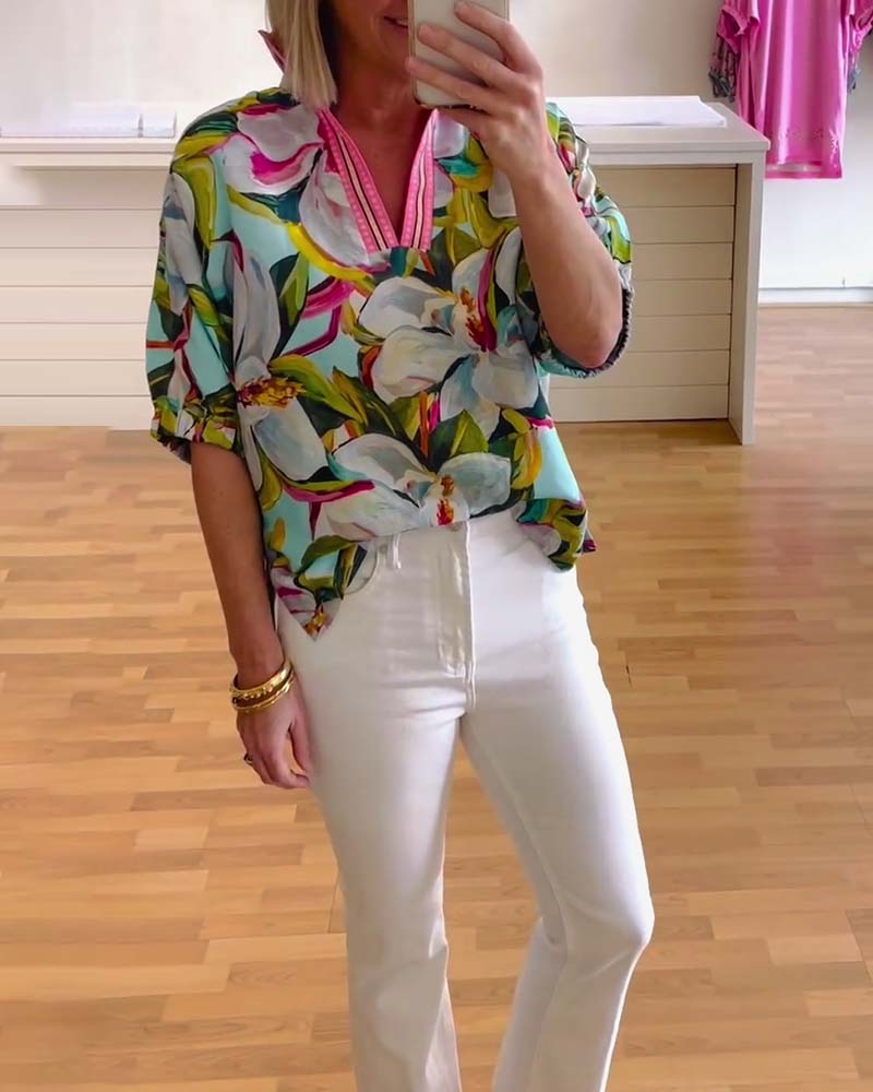 Halværmet blomsterbluse med kontrastfarvet krave