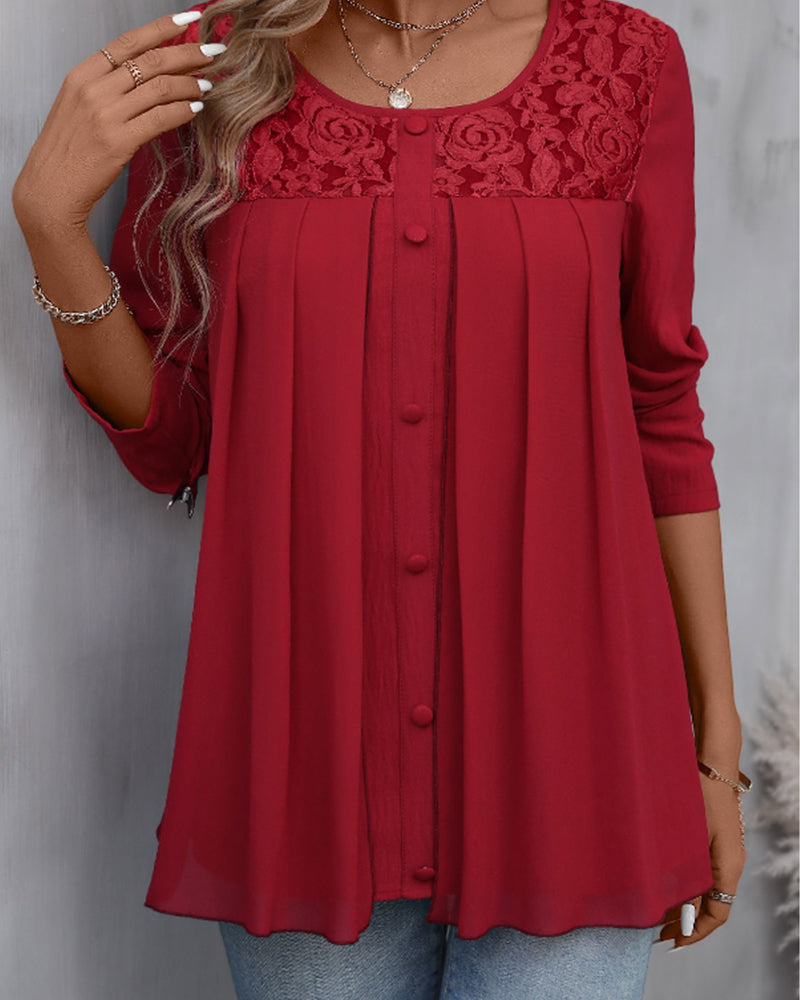 Elegant rundhalset bluse med knapper