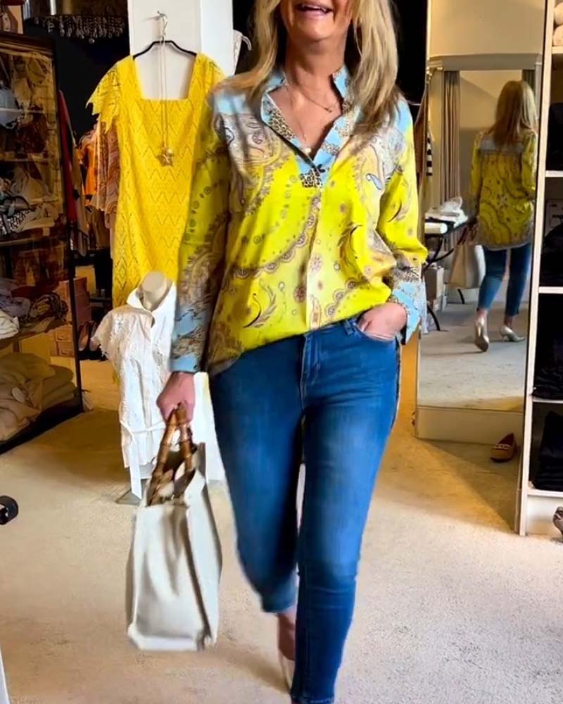 Bluse med V-hals og print