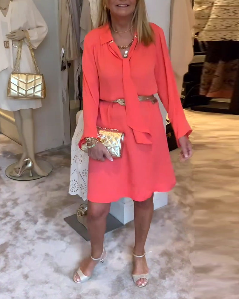 Ensfarvet kjole med bindestrop