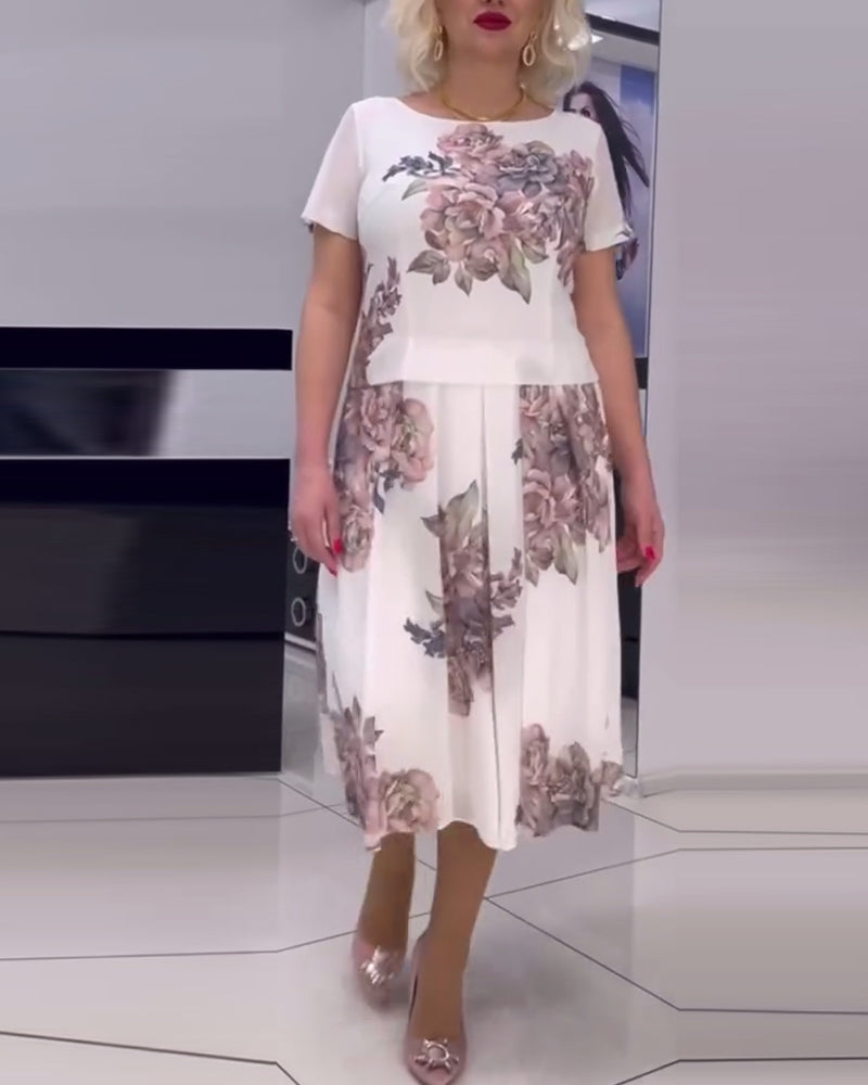 Elegant blomsterkjole med plisseret nederdel