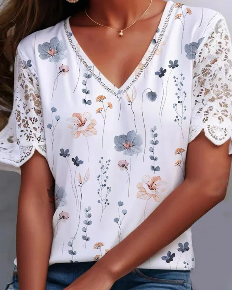 Bluse med print og blondeærmer