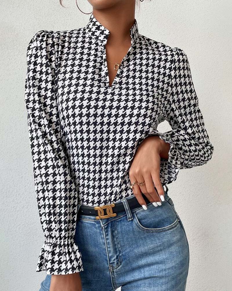 Houndstooth-mønstret top med V-hals