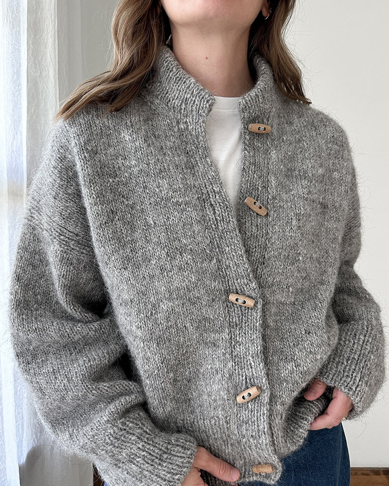 Grå strikcardigan med knapper