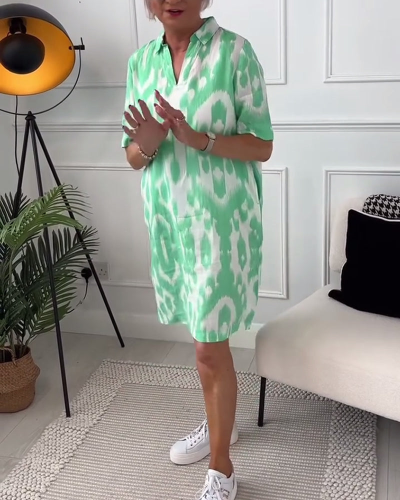 Kortærmet kjole med reverskrave og print