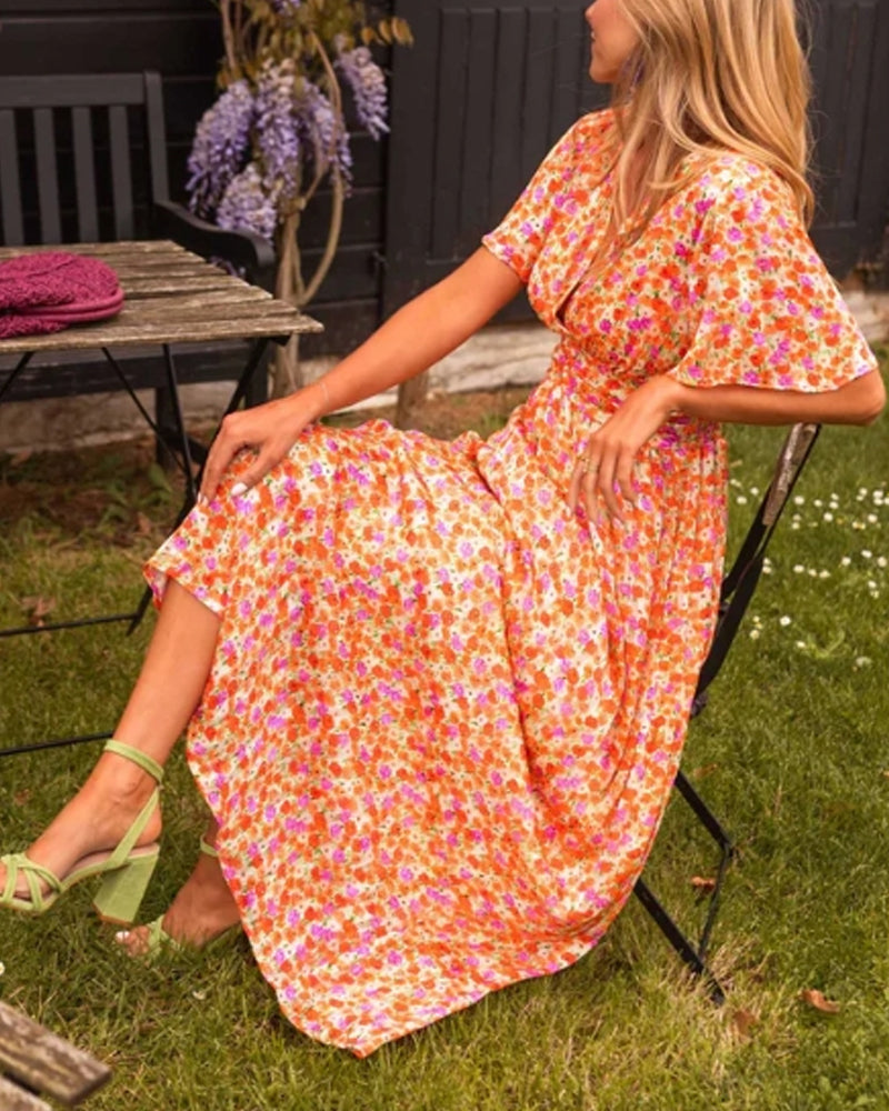 Sommerkjole med V-udskæring og blomsterprint