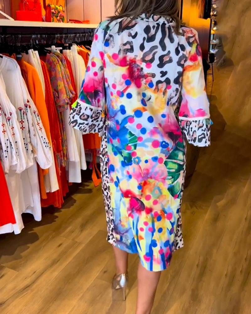 Farverig V-halset midikjole med delvist leopardprint