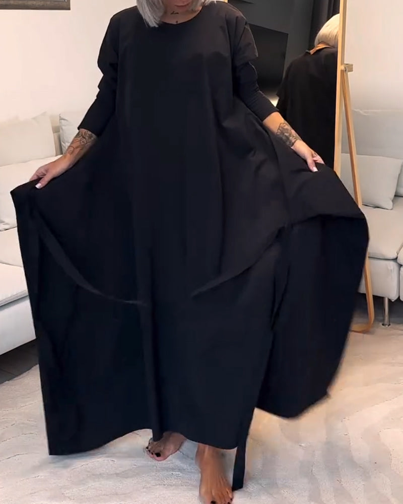 Stilfuld sort plisseret kjole med snøre og rund hals