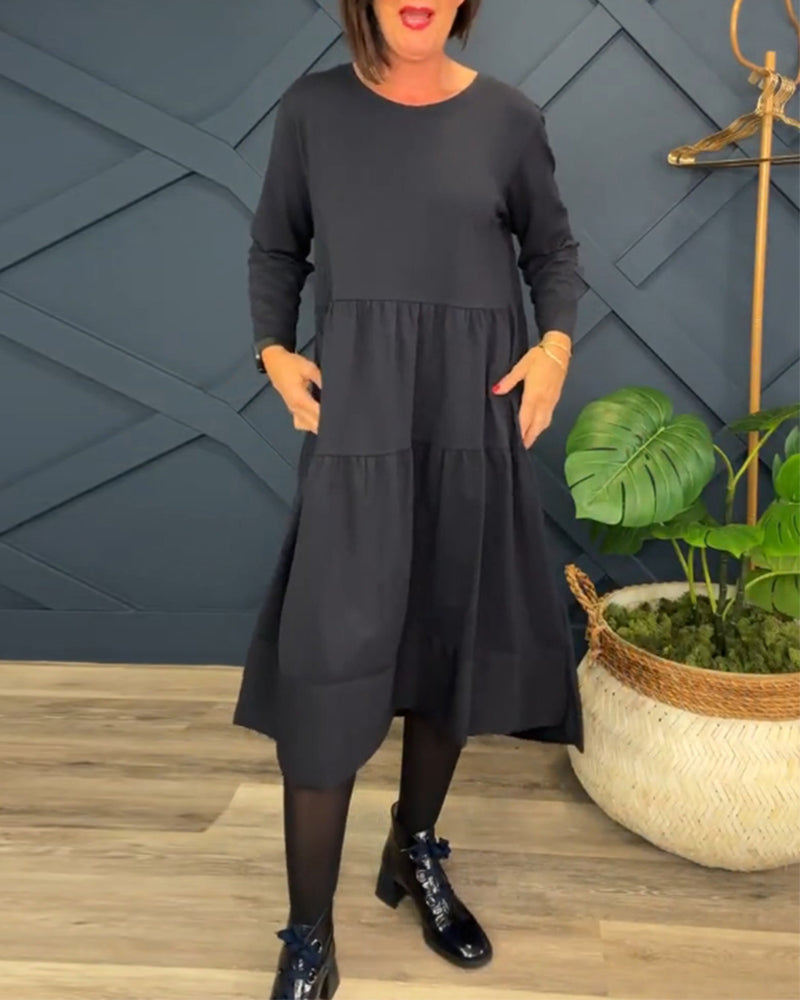 Afslappet ensfarvet patchworkkjole med rund hals