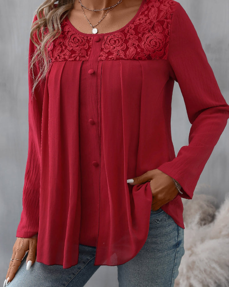 Elegant rundhalset bluse med knapper