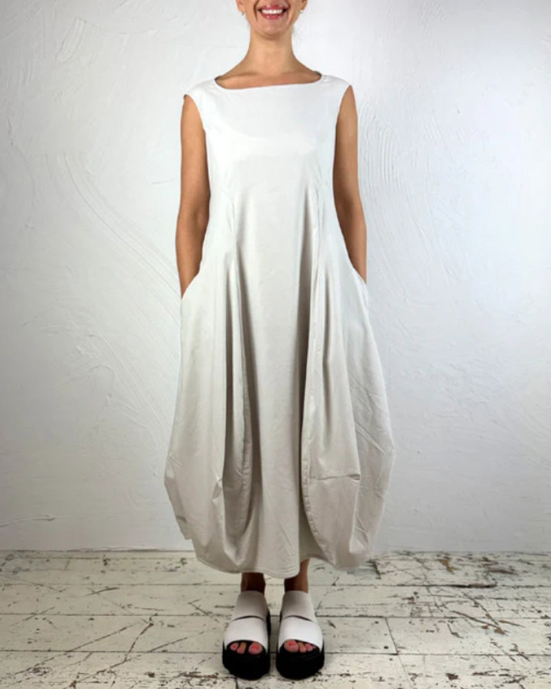 Ensfarvet kjole i afslappet pasform uden ærmer