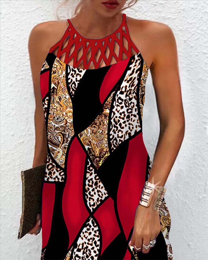 Mønstret kjole med flettet kravedesign