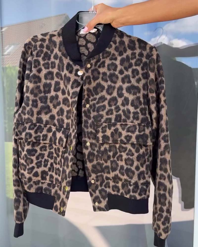 Stilfuld leopardprint jakke med lynlåslommer