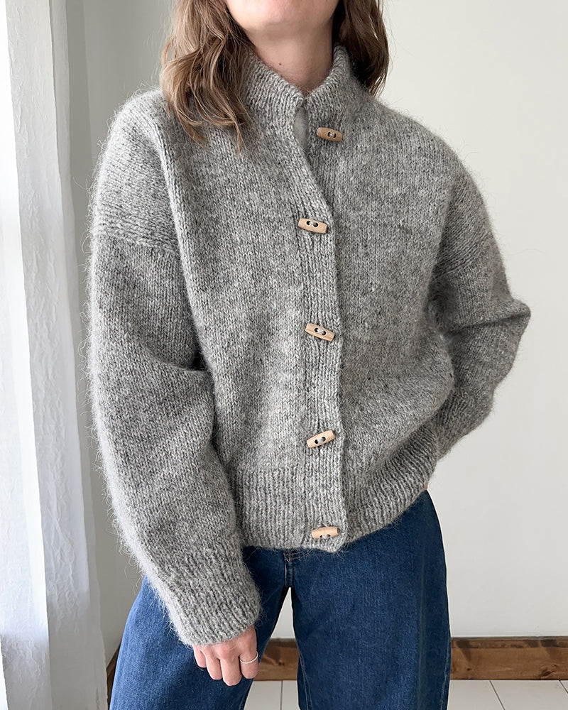 Grå strikcardigan med knapper