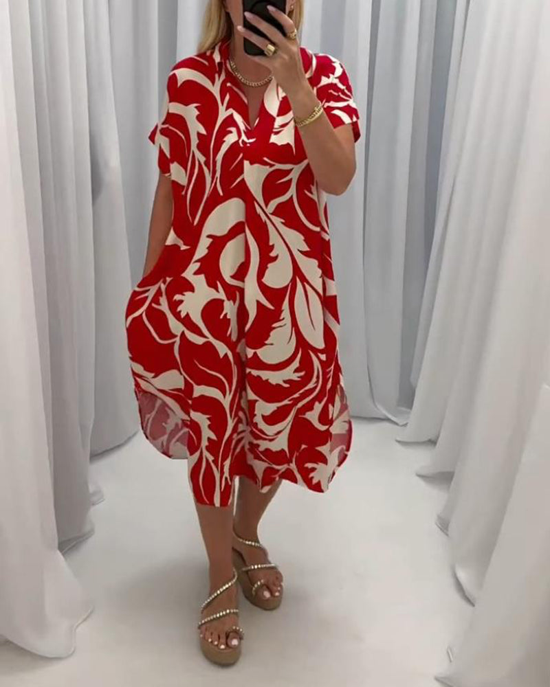 Afslappet kjole med slids og kontrasterende print