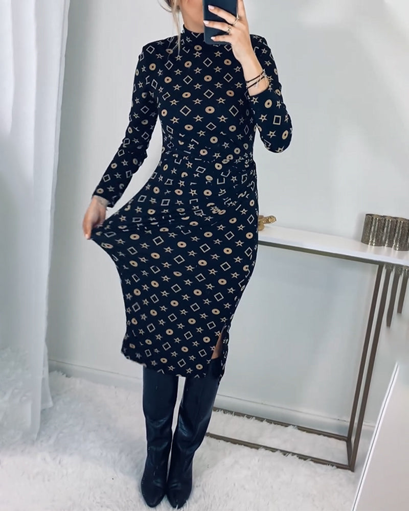 Elegant turtleneck kjole med geometrisk print
