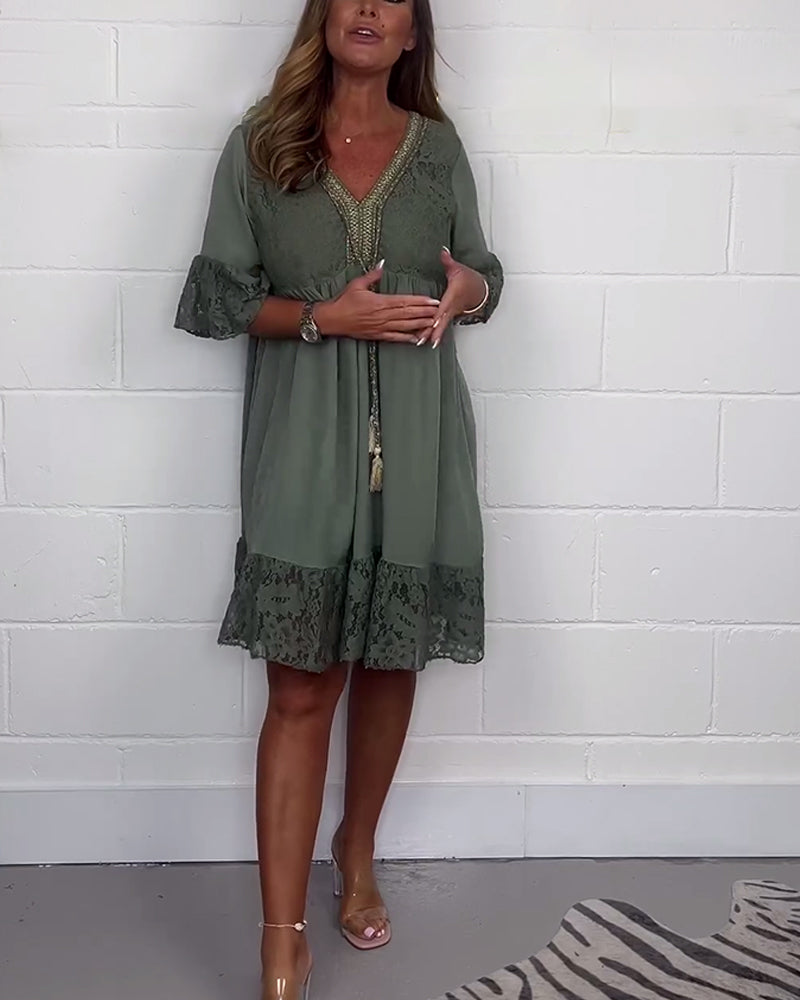 Elegant ensfarvet løs kjole med blonder og V-udskæring