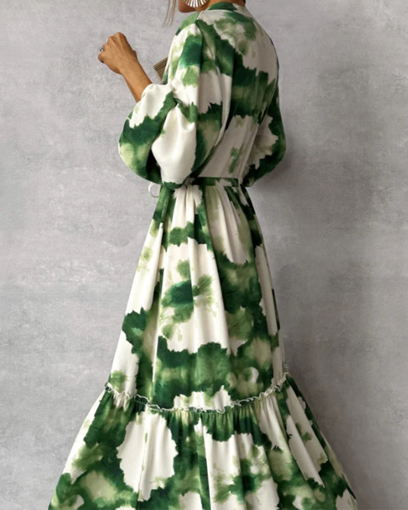 Elegant lang tie-dye kjole med ballonærmer og taljesnøre