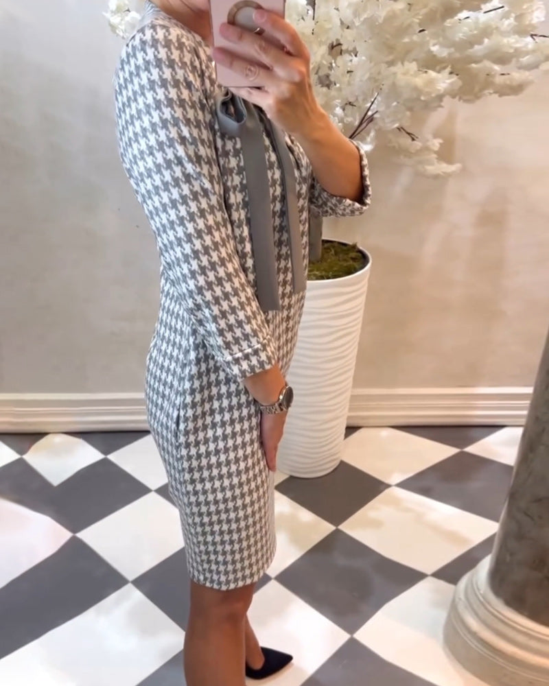 Kjole med houndstooth mønster