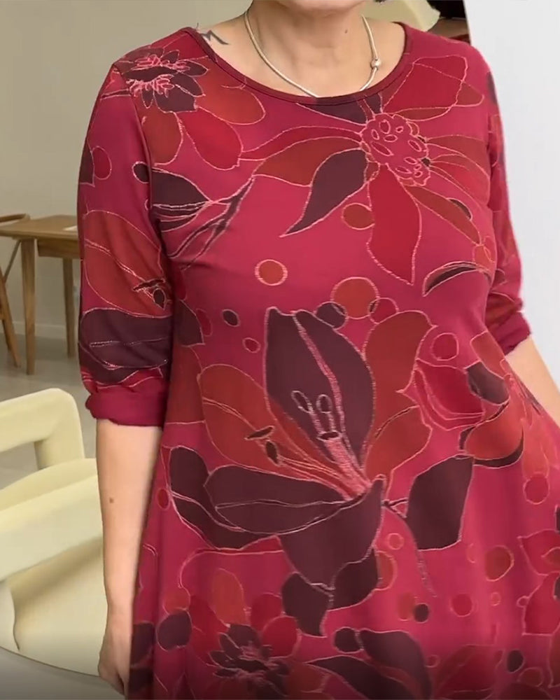 Afslappet kjole med rund hals og blomsterprint