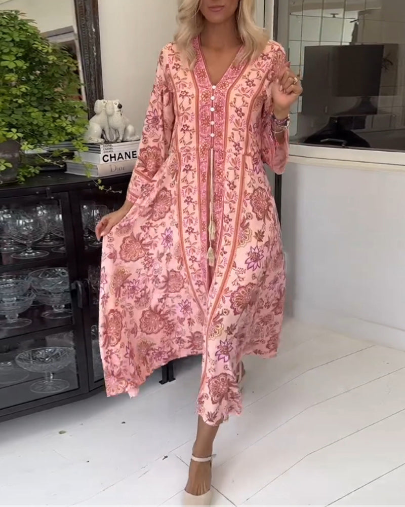 Elegant trykt kjole med V-udskæring og snøre