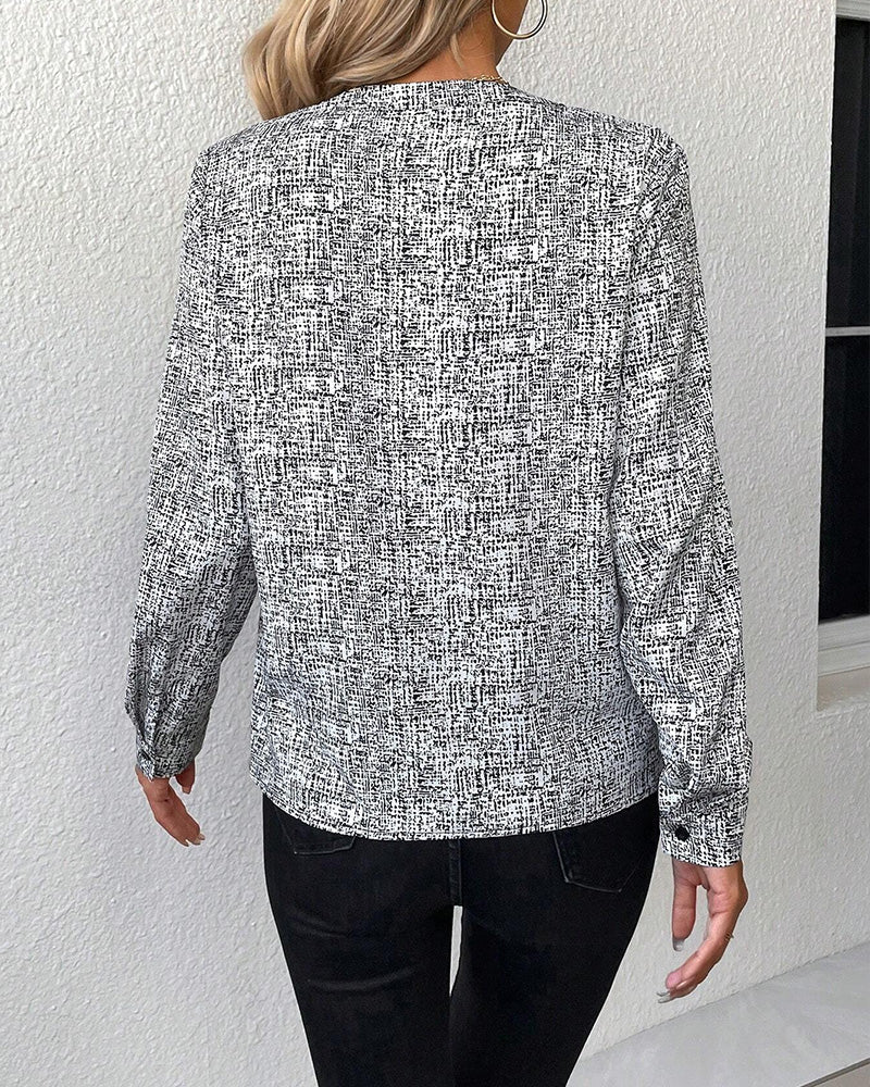 Elegant langærmet bluse med V-udskæring