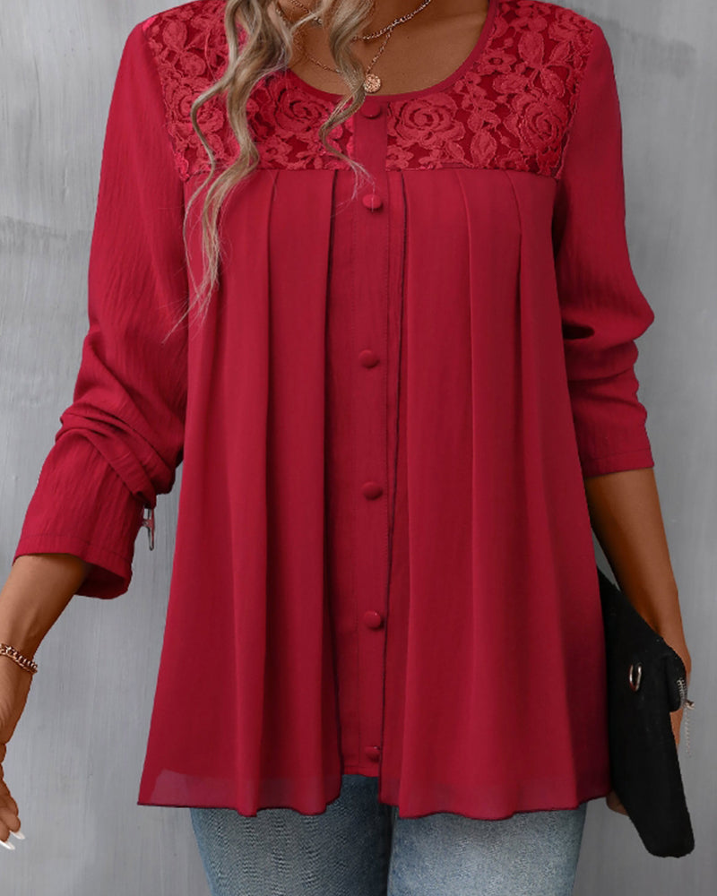 Elegant rundhalset bluse med knapper