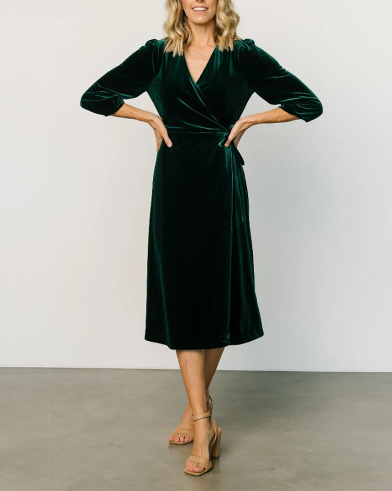 Elegant ensfarvet V-hals-kjole med snøre på trekvart ærmer