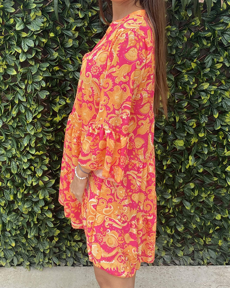 Farverig kjole med V-udskæring