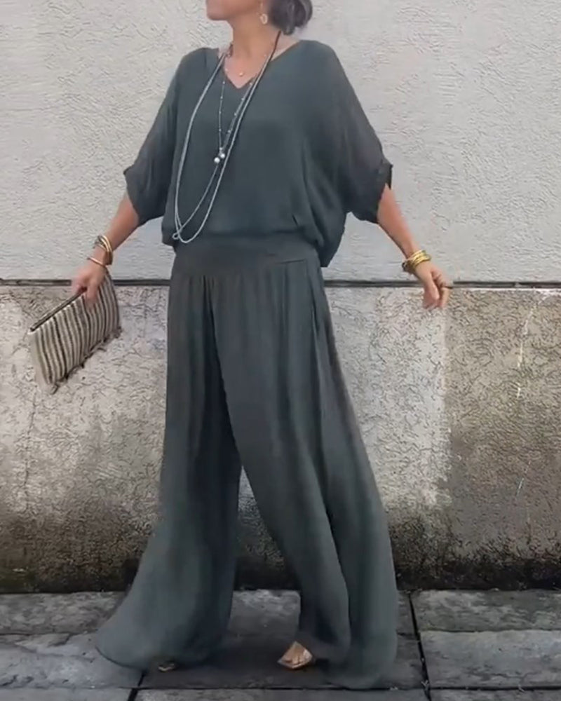 Ensfarvede bukser og bluse med V-udskæring | To-delt sæt