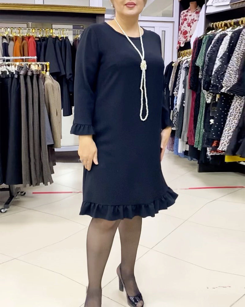 Ensfarvet kjole med flæser