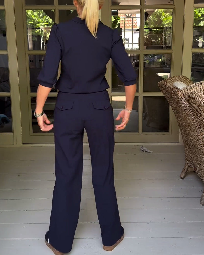 Stilfuld sort buksedragt med V-hals og lommer