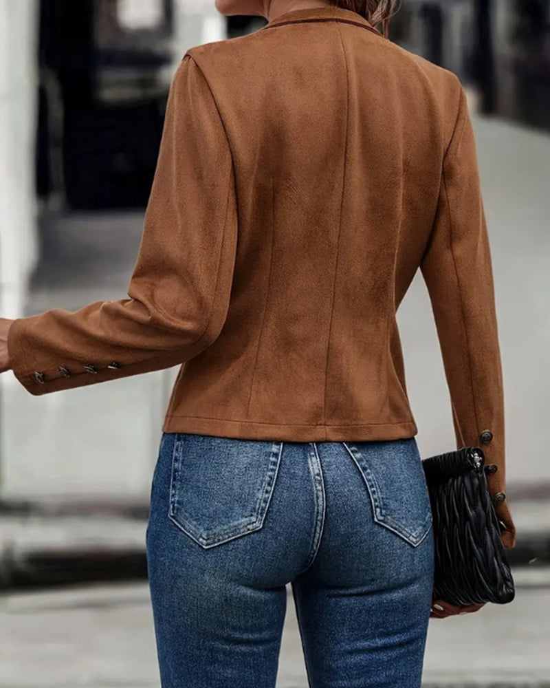 Stilfuld dobbeltradet ensfarvet jakke