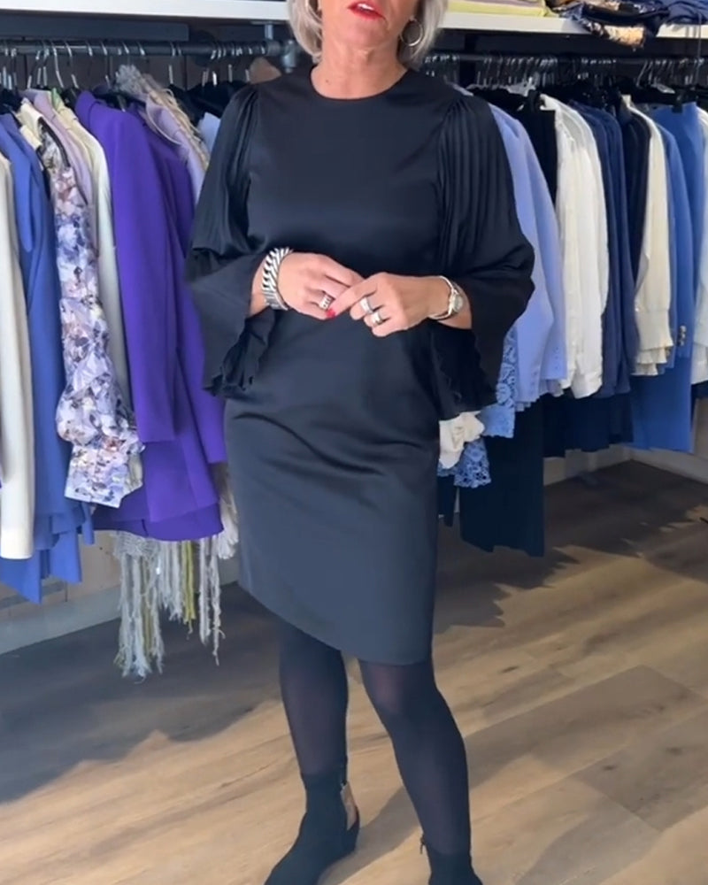 Sort kjole med plisserede klokkeærmer