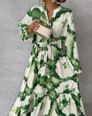 Elegant lang tie-dye kjole med ballonærmer og taljesnøre