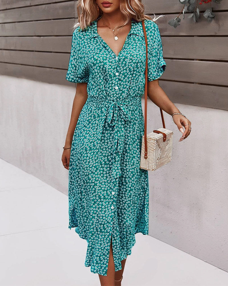 Koertærmet kjole med korte ærmer, nippet talje og blomsterprint