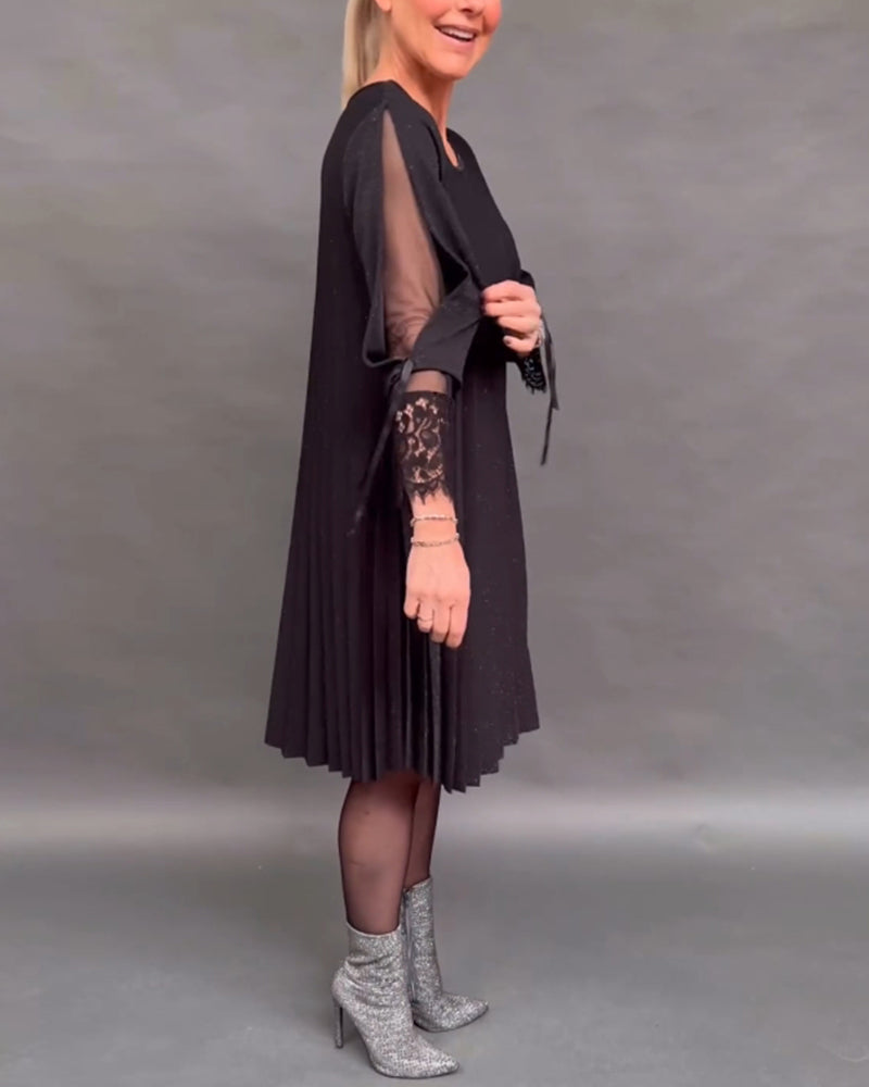 Ensfarvet kjole med plisseret nederdel