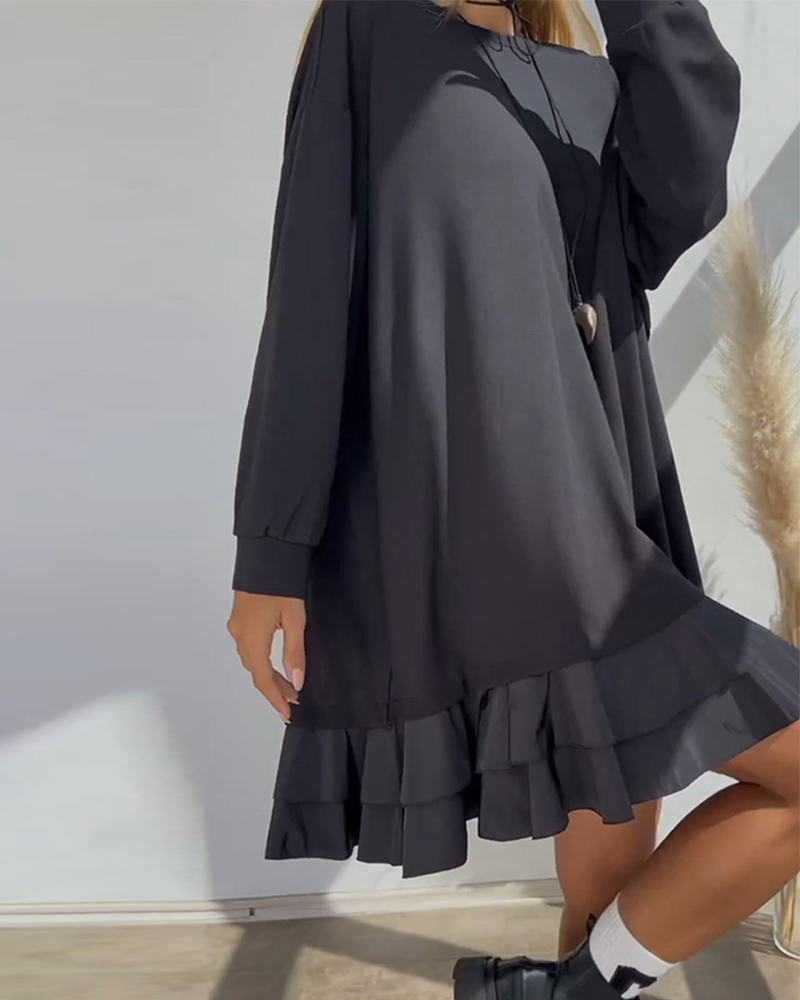 Løs ensfarvet kjole med lagopdelt skørt