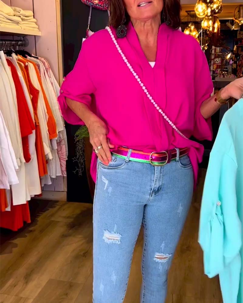 Casual ensfarvet bluse med V-udskæring og trekvarte ærme