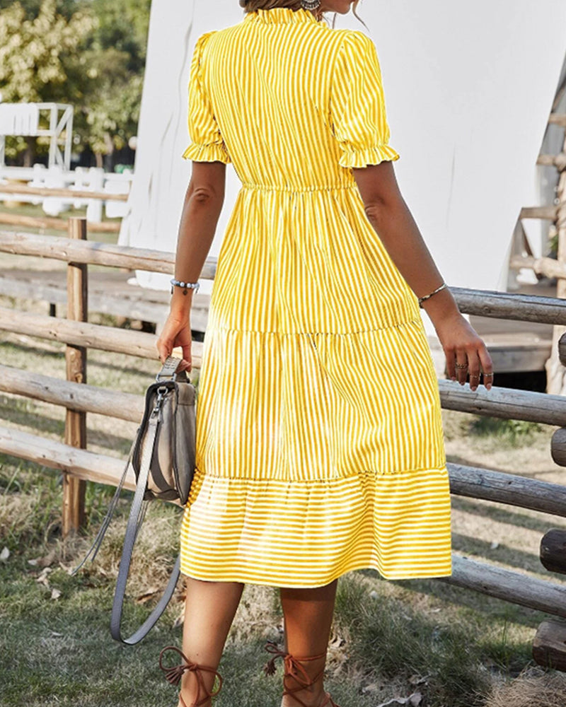 Stribet sommerkjole med V-udskæring