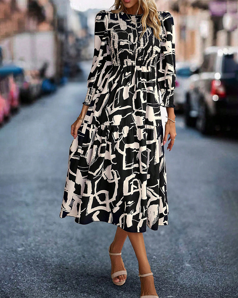 Stilfuld kjole med abstrakt tryk