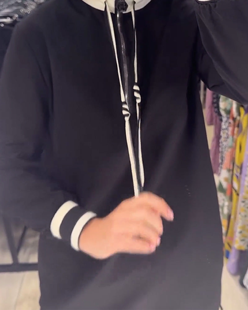 Sort kjole i lige pasform med høj hals