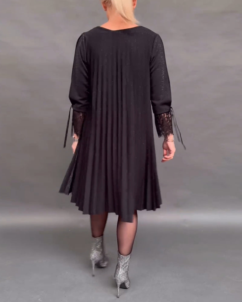 Ensfarvet kjole med plisseret nederdel