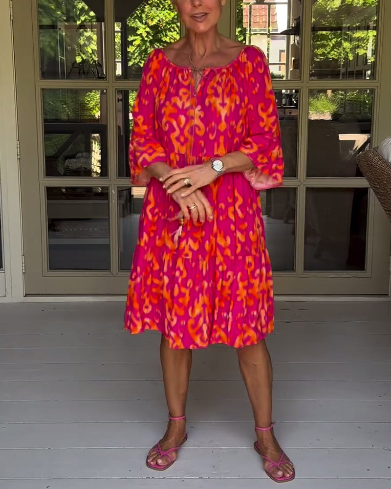 Rød kjole med print og trekvarte ærmer