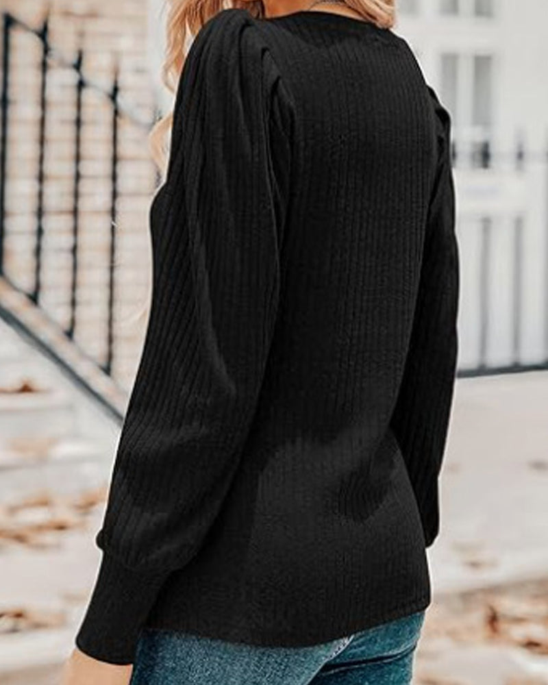 Ensfarvet ribbet top med V-udskæring