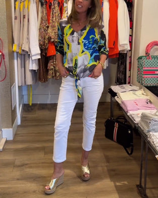 Bluse med V-udskæring og gule accenter