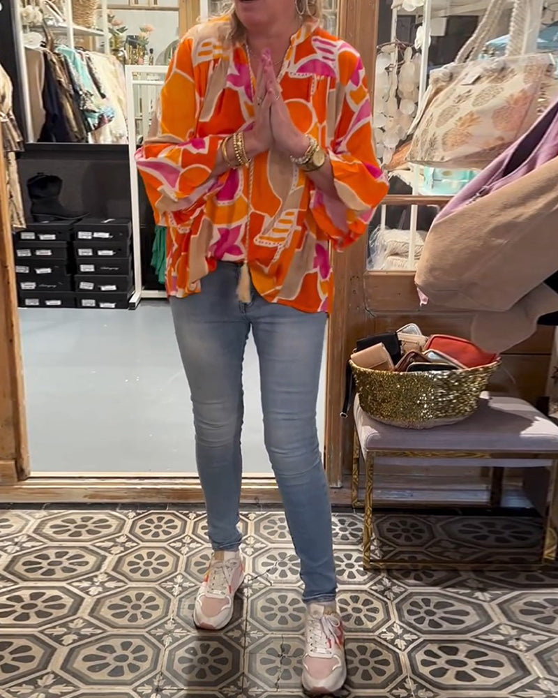 Farverig bluse i løs pasform