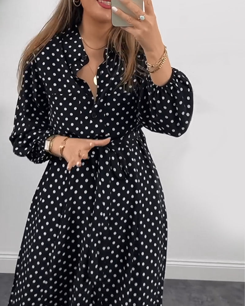 Elegant prikmønstret kjole med skjortekrave